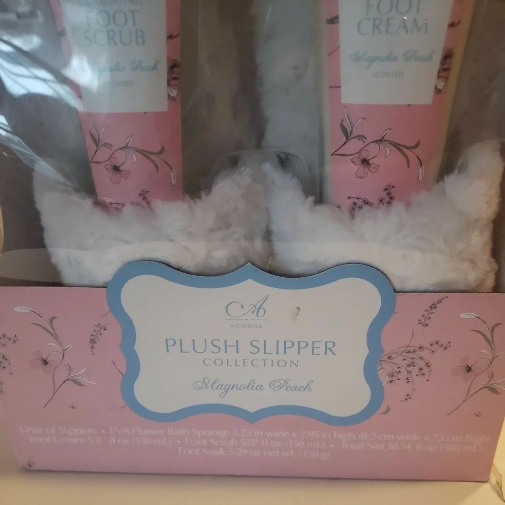 womens slippers  Adonna Plush Collection - Magnolia Peach - Size Small 5-6‎
